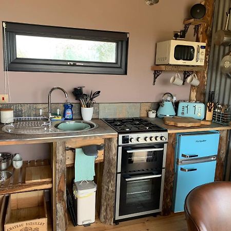 Byre Cottages & Log Cabin คาร์ดิแกน ภายนอก รูปภาพ