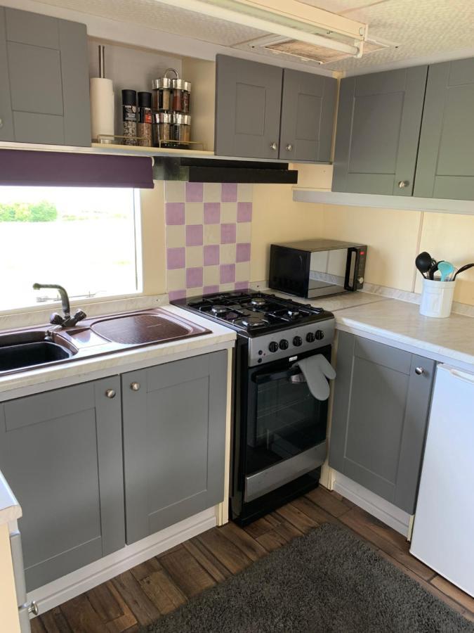 Byre Cottages & Log Cabin คาร์ดิแกน ภายนอก รูปภาพ