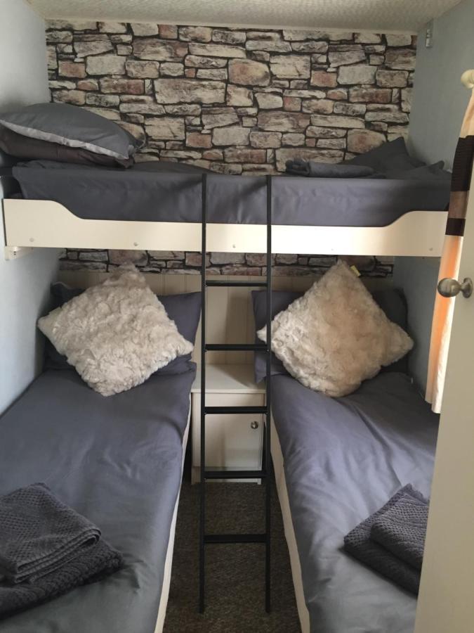 Byre Cottages & Log Cabin คาร์ดิแกน ภายนอก รูปภาพ