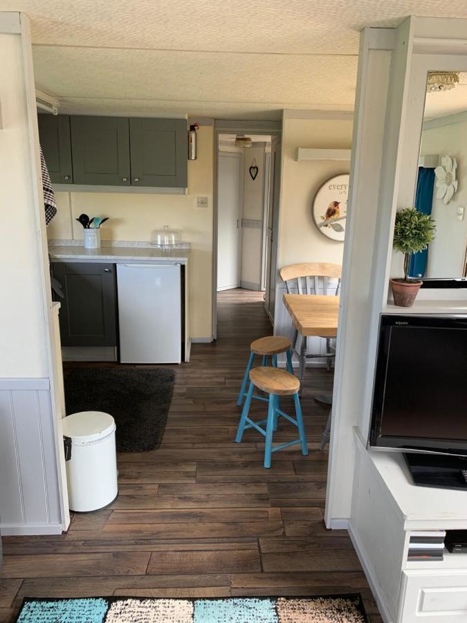 Byre Cottages & Log Cabin คาร์ดิแกน ภายนอก รูปภาพ