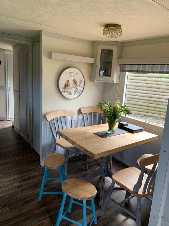 Byre Cottages & Log Cabin คาร์ดิแกน ภายนอก รูปภาพ