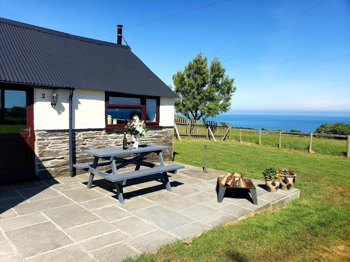Byre Cottages & Log Cabin คาร์ดิแกน ภายนอก รูปภาพ