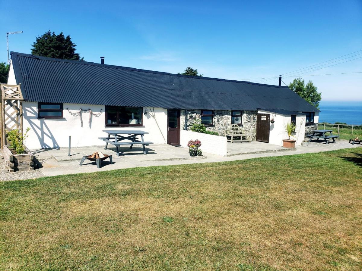 Byre Cottages & Log Cabin คาร์ดิแกน ภายนอก รูปภาพ