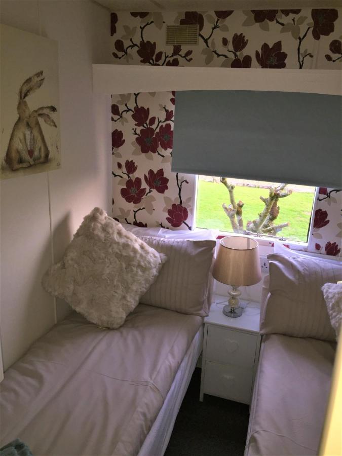 Byre Cottages & Log Cabin คาร์ดิแกน ภายนอก รูปภาพ