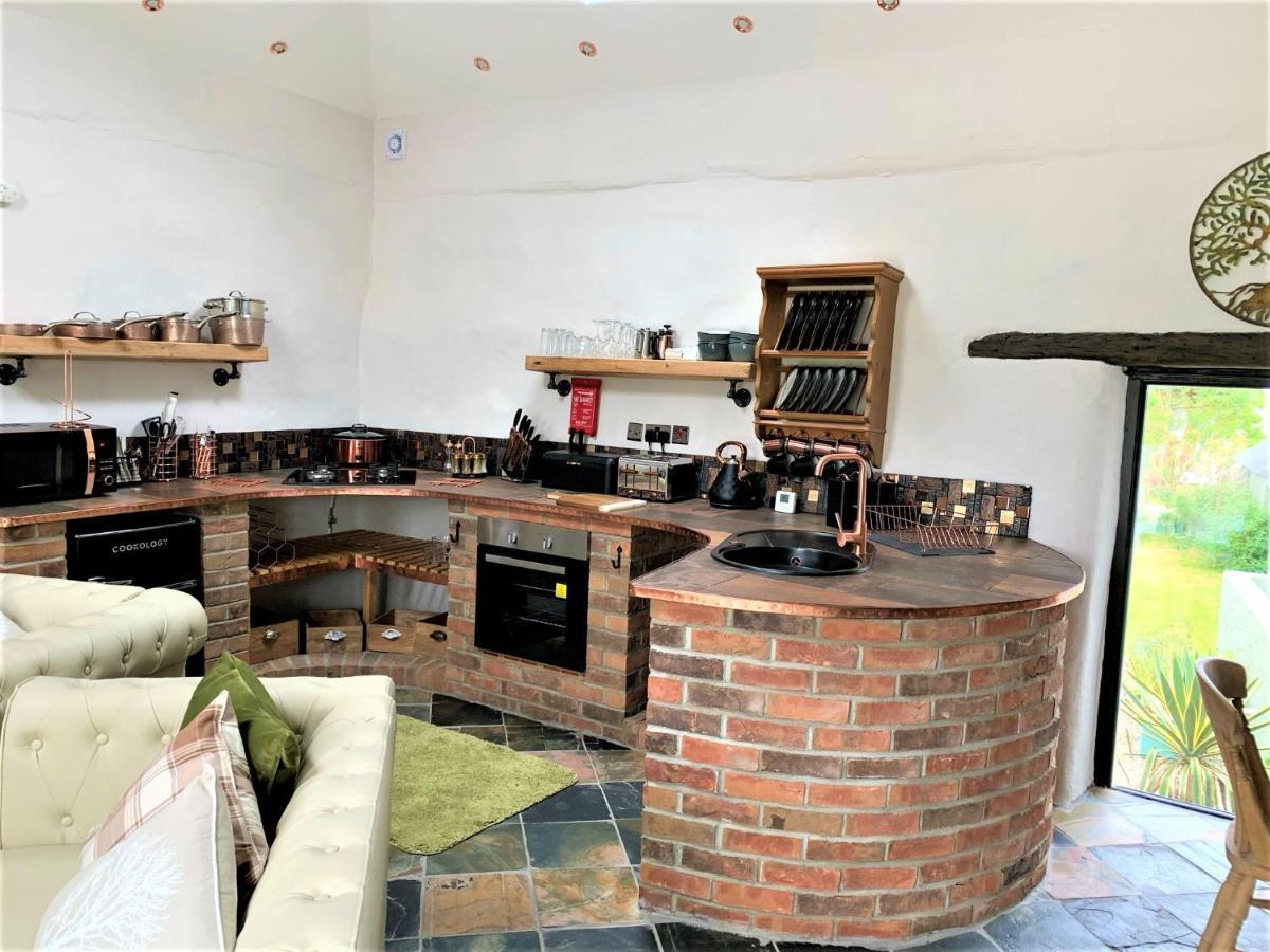 Byre Cottages & Log Cabin คาร์ดิแกน ภายนอก รูปภาพ
