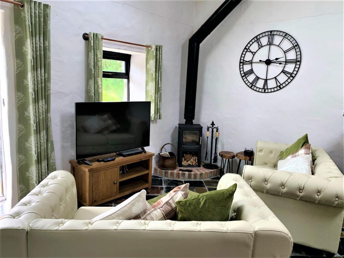 Byre Cottages & Log Cabin คาร์ดิแกน ภายนอก รูปภาพ