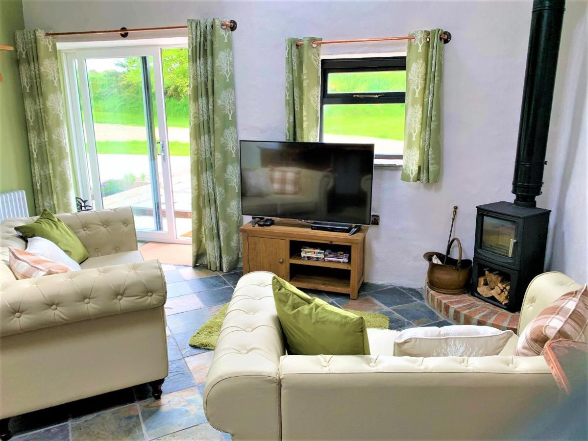 Byre Cottages & Log Cabin คาร์ดิแกน ภายนอก รูปภาพ