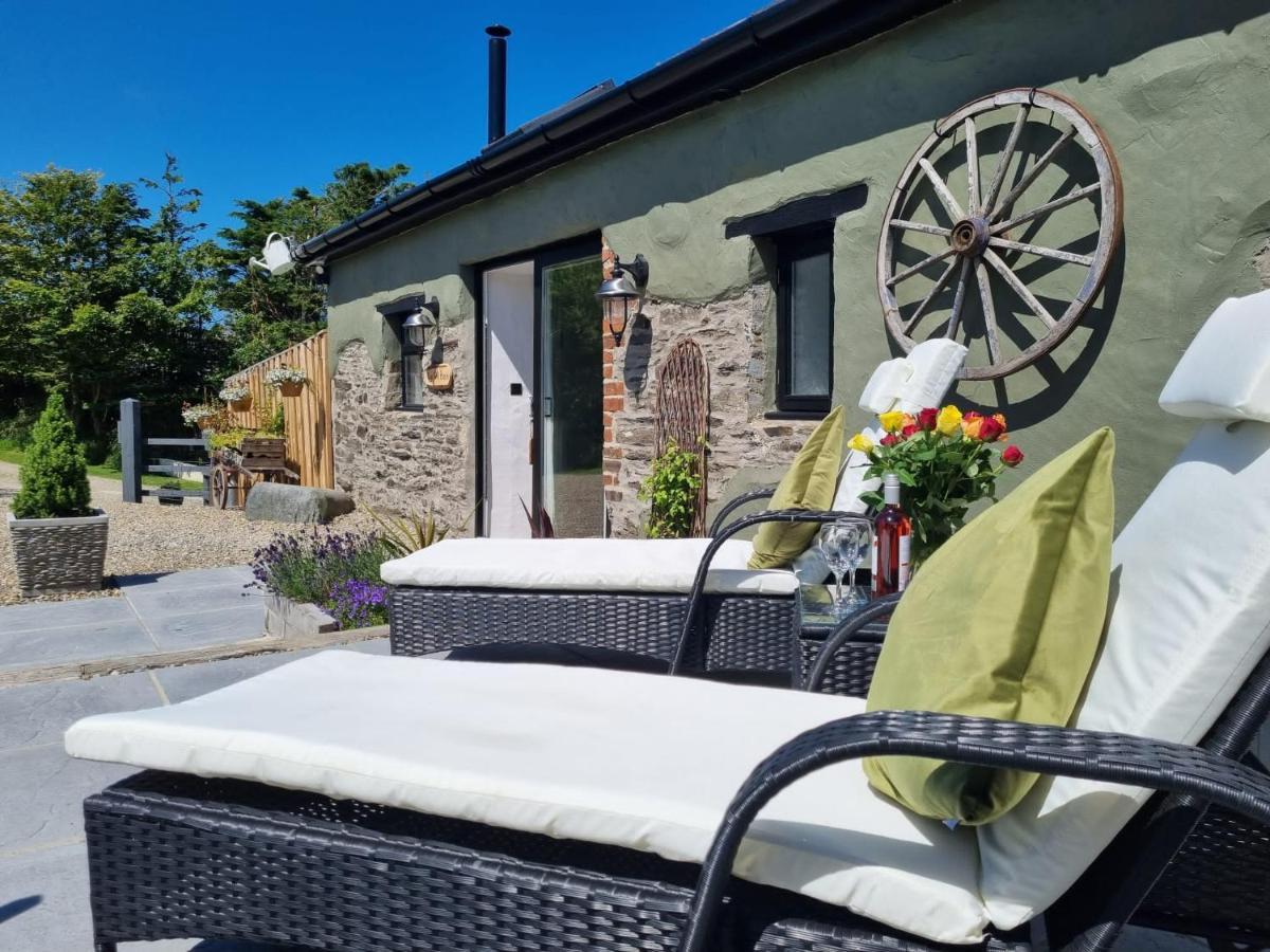 Byre Cottages & Log Cabin คาร์ดิแกน ภายนอก รูปภาพ