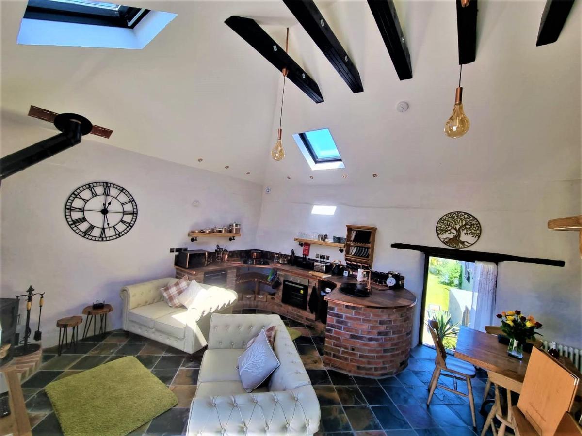 Byre Cottages & Log Cabin คาร์ดิแกน ภายนอก รูปภาพ