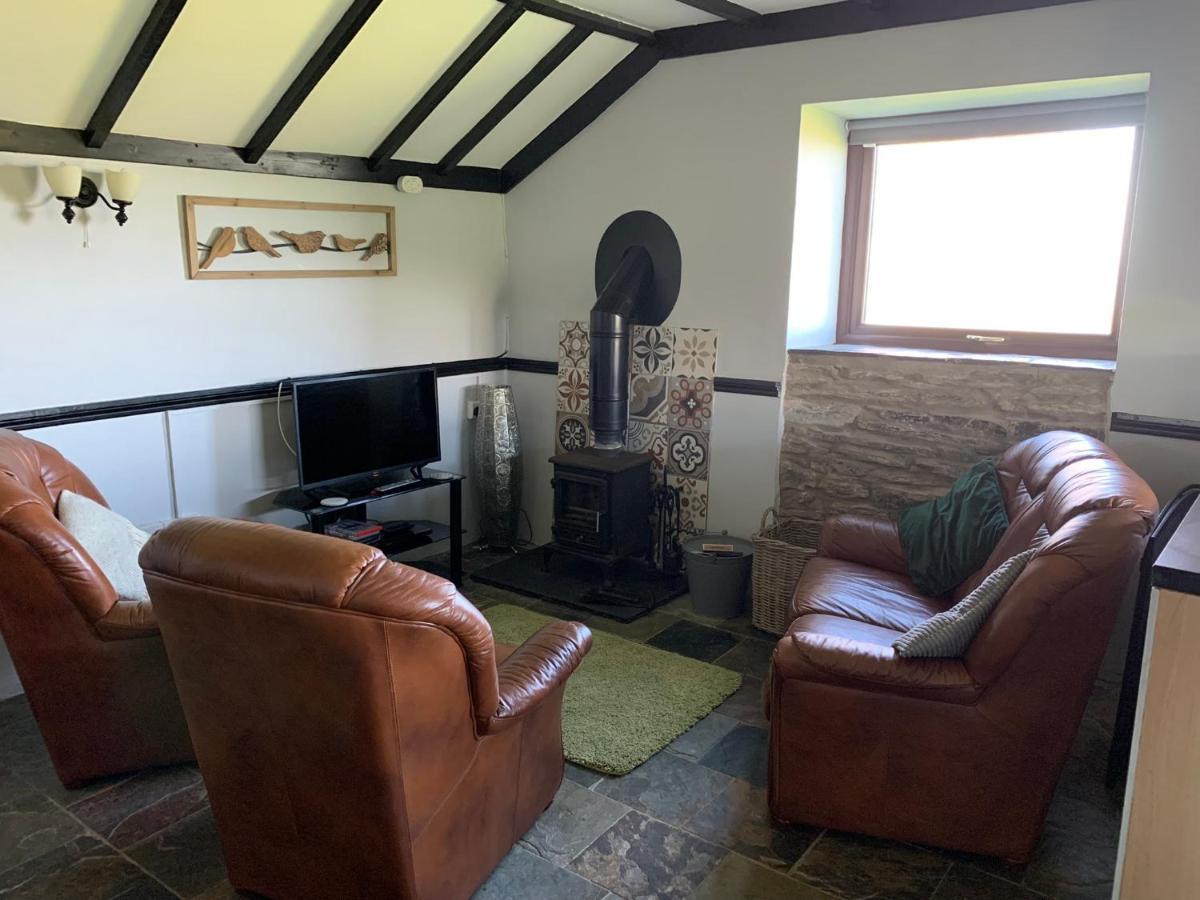 Byre Cottages & Log Cabin คาร์ดิแกน ภายนอก รูปภาพ