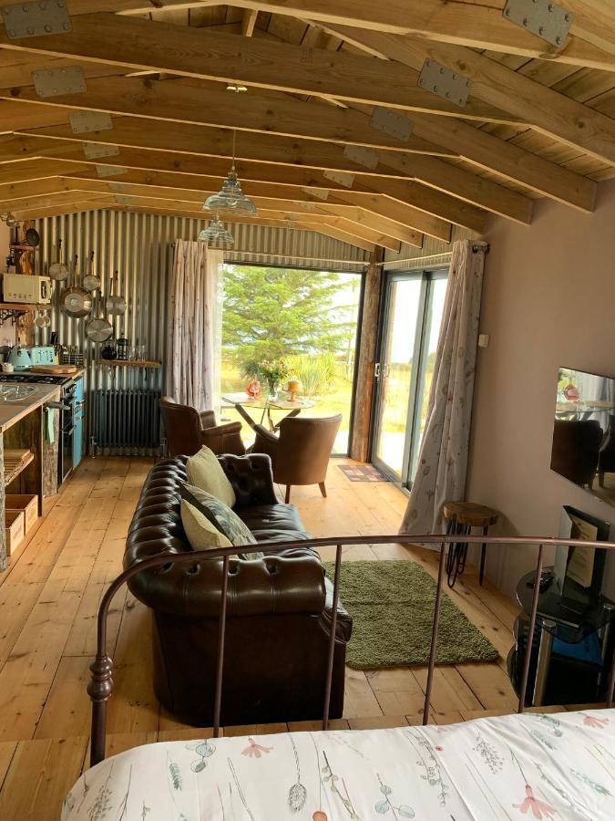 Byre Cottages & Log Cabin คาร์ดิแกน ภายนอก รูปภาพ