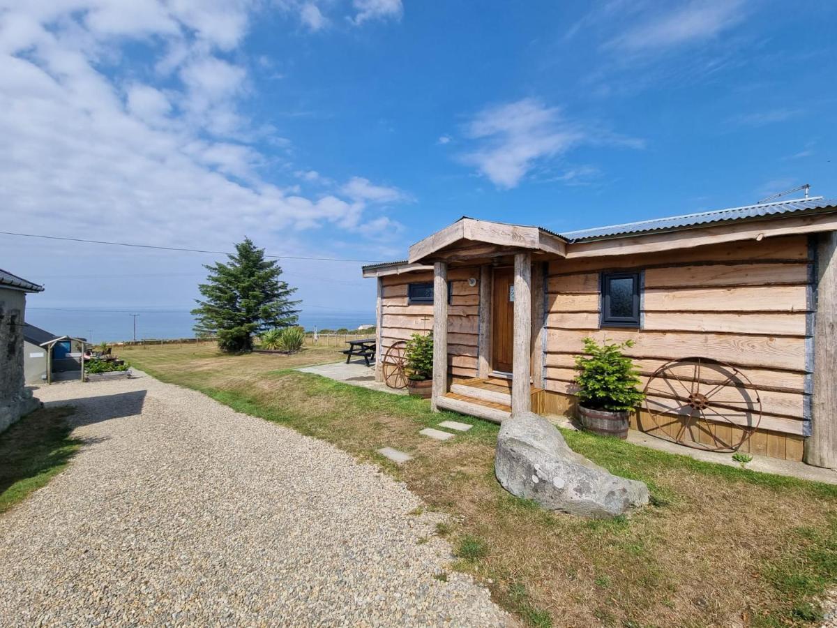 Byre Cottages & Log Cabin คาร์ดิแกน ภายนอก รูปภาพ