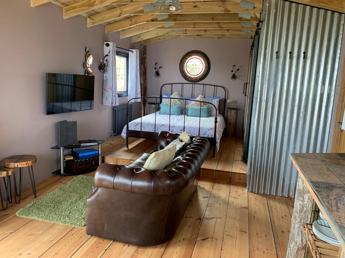 Byre Cottages & Log Cabin คาร์ดิแกน ภายนอก รูปภาพ
