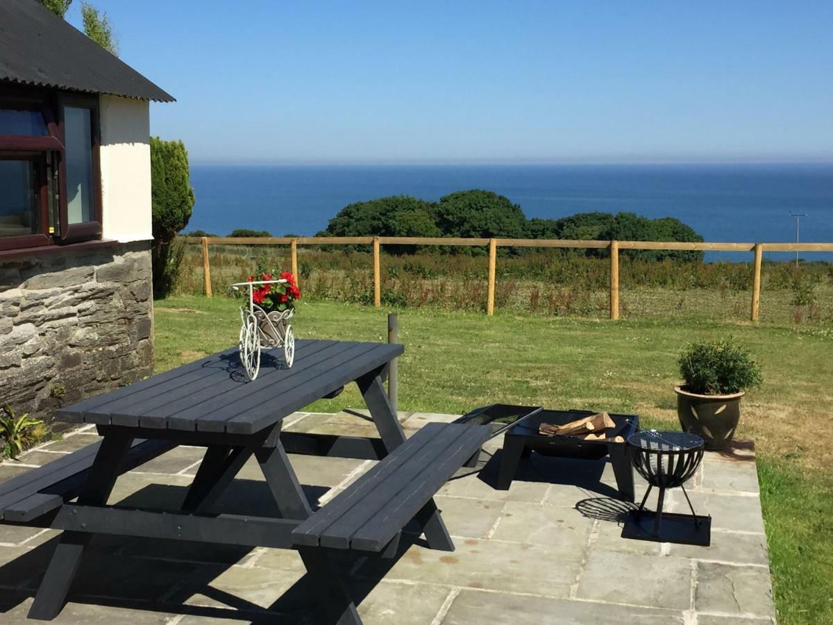 Byre Cottages & Log Cabin คาร์ดิแกน ภายนอก รูปภาพ