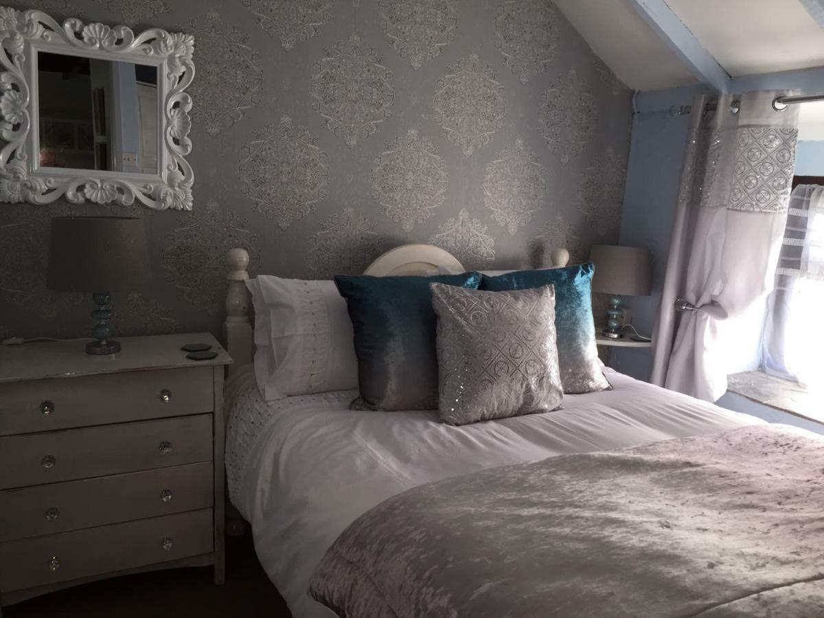 Byre Cottages & Log Cabin คาร์ดิแกน ภายนอก รูปภาพ