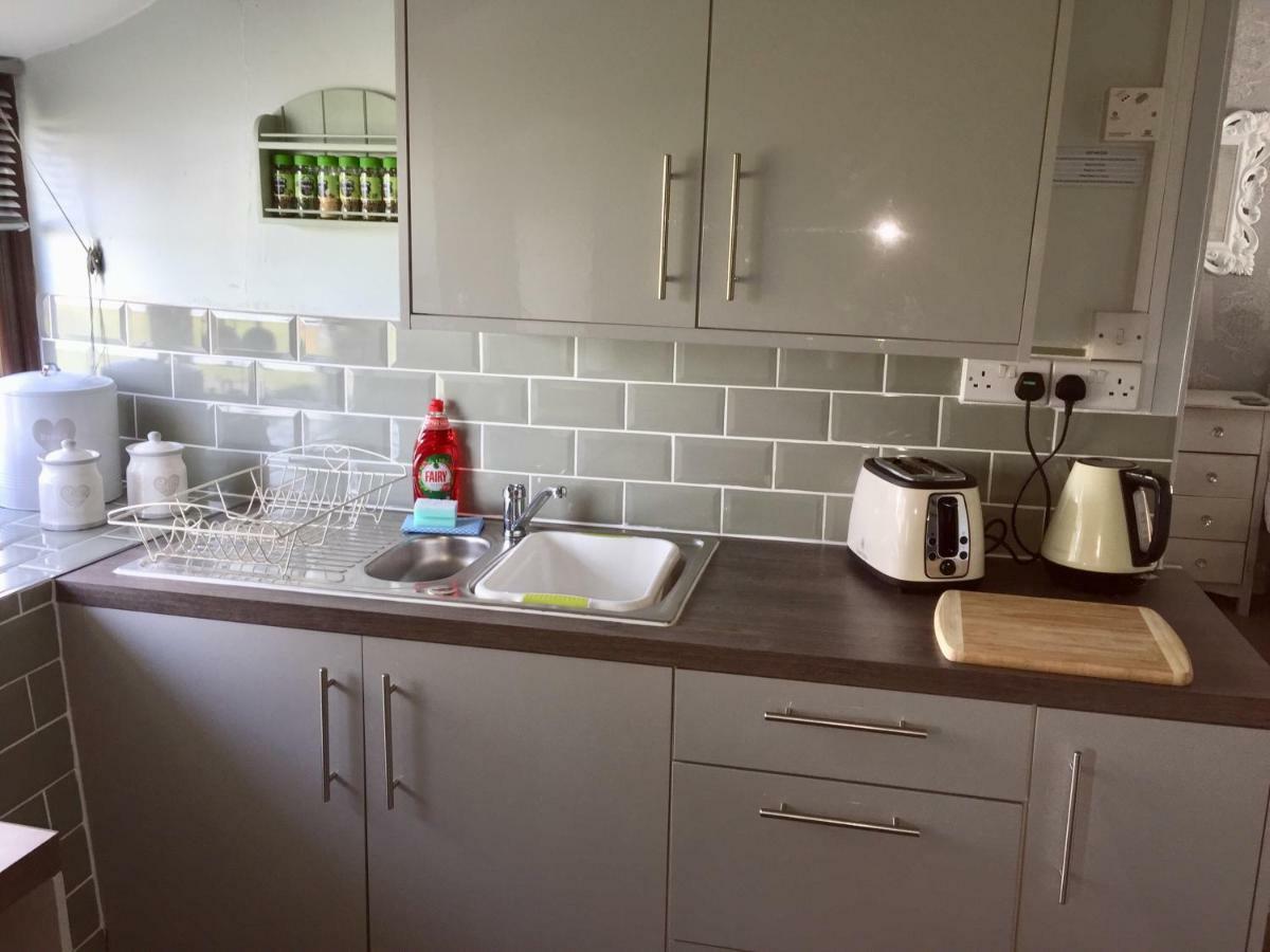 Byre Cottages & Log Cabin คาร์ดิแกน ภายนอก รูปภาพ