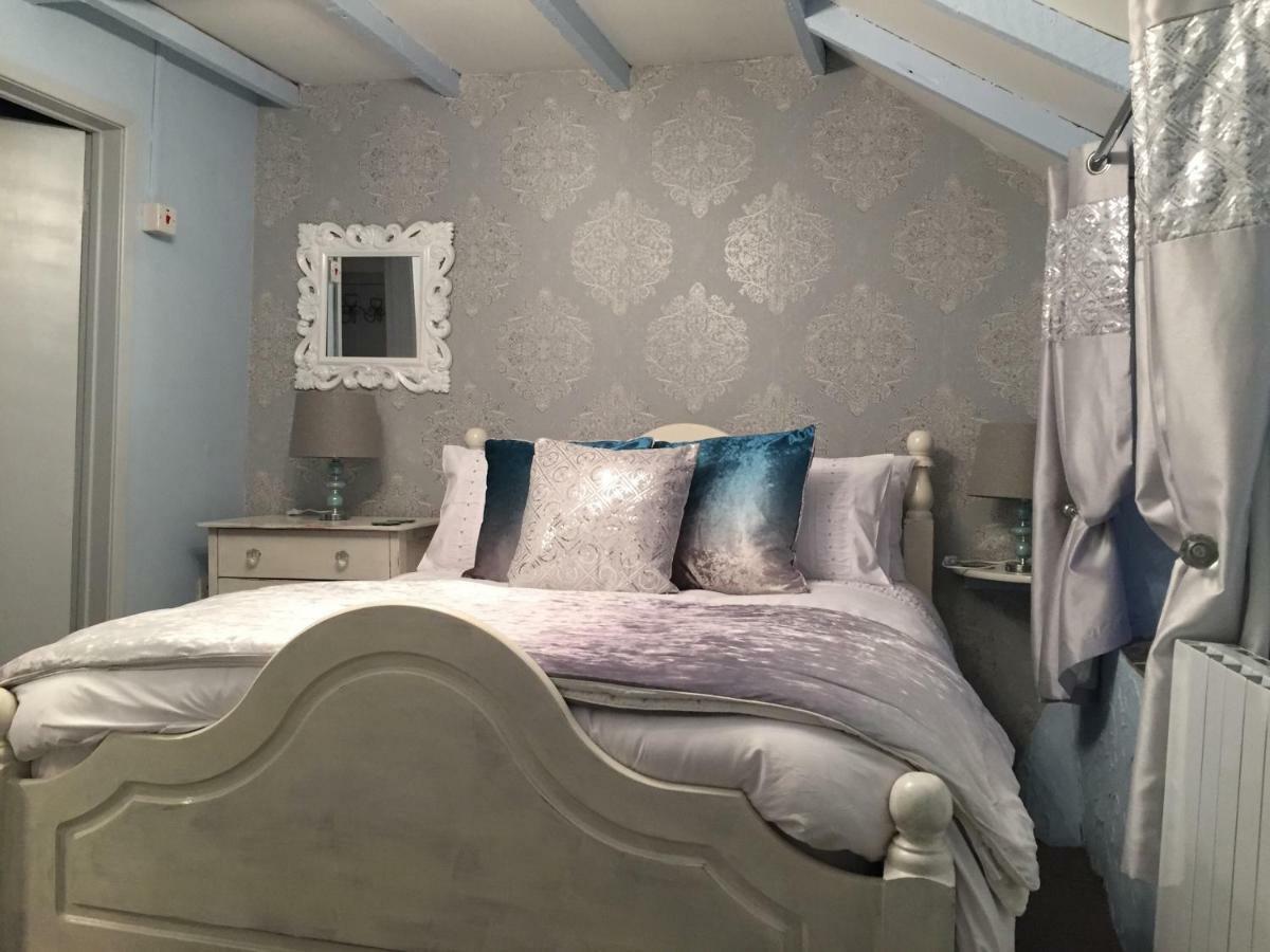 Byre Cottages & Log Cabin คาร์ดิแกน ภายนอก รูปภาพ