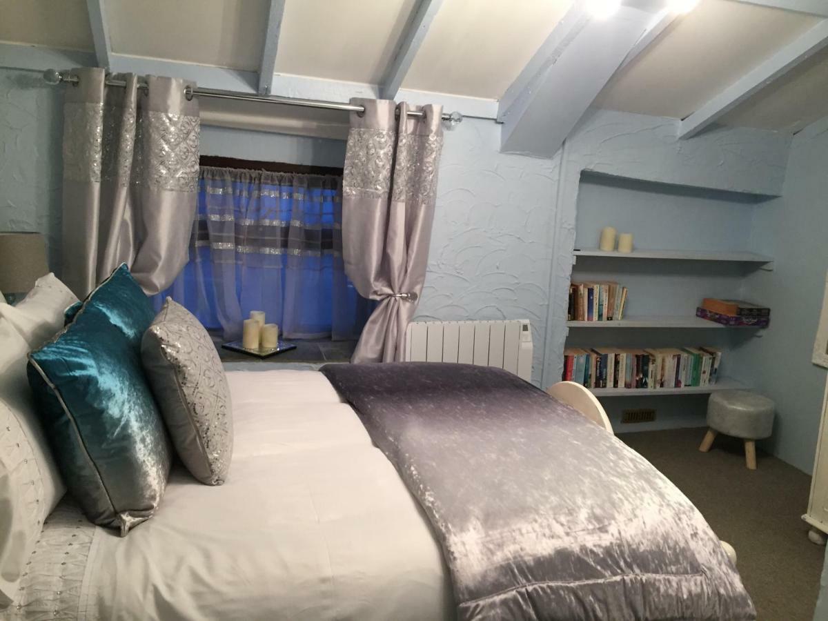 Byre Cottages & Log Cabin คาร์ดิแกน ภายนอก รูปภาพ
