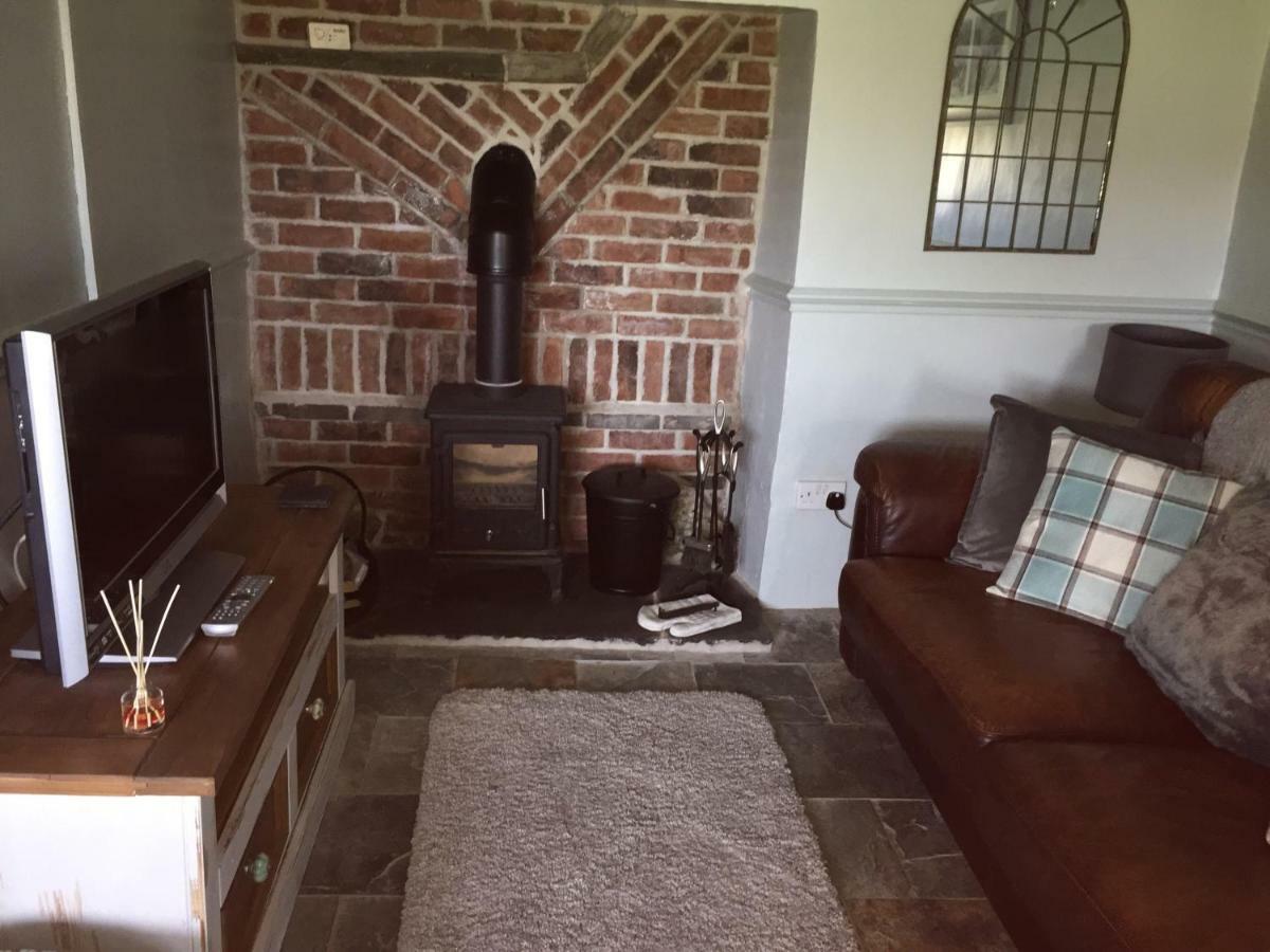 Byre Cottages & Log Cabin คาร์ดิแกน ภายนอก รูปภาพ